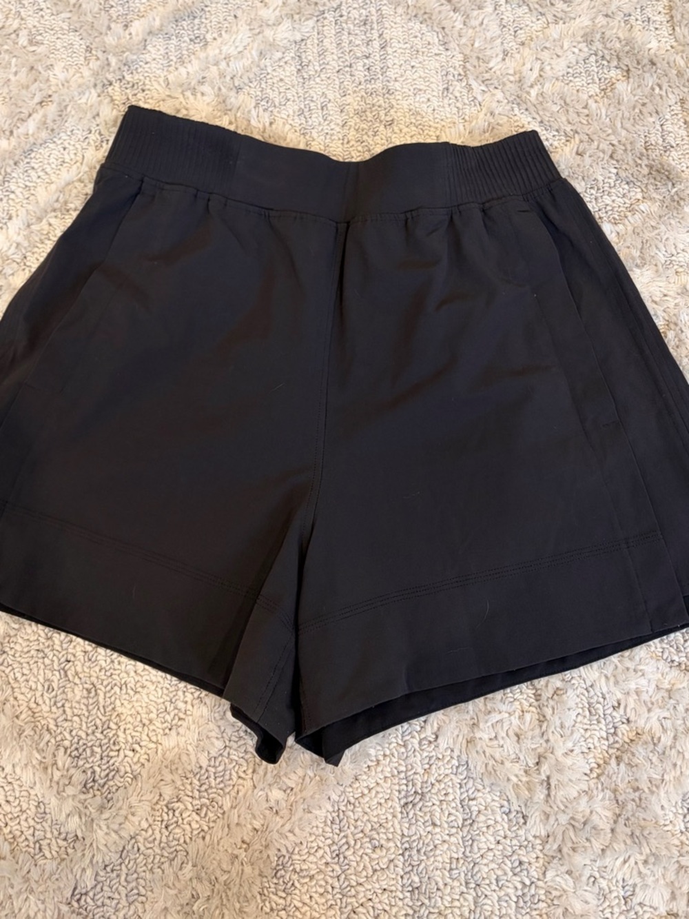 Stretch Woven Relaxed-Fit High-Rise Short 4" in Black - Size Large - Picture 4 of 5